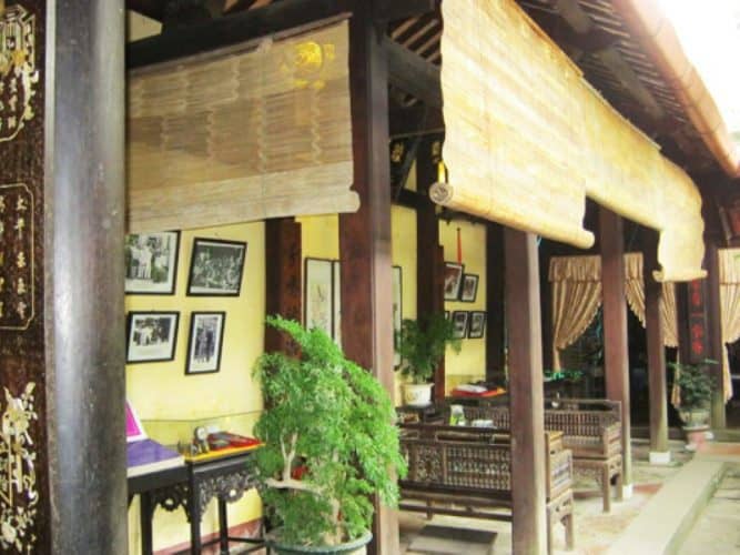 Không gian cổ kính bên trong nhà được gìn giữ cẩn thận